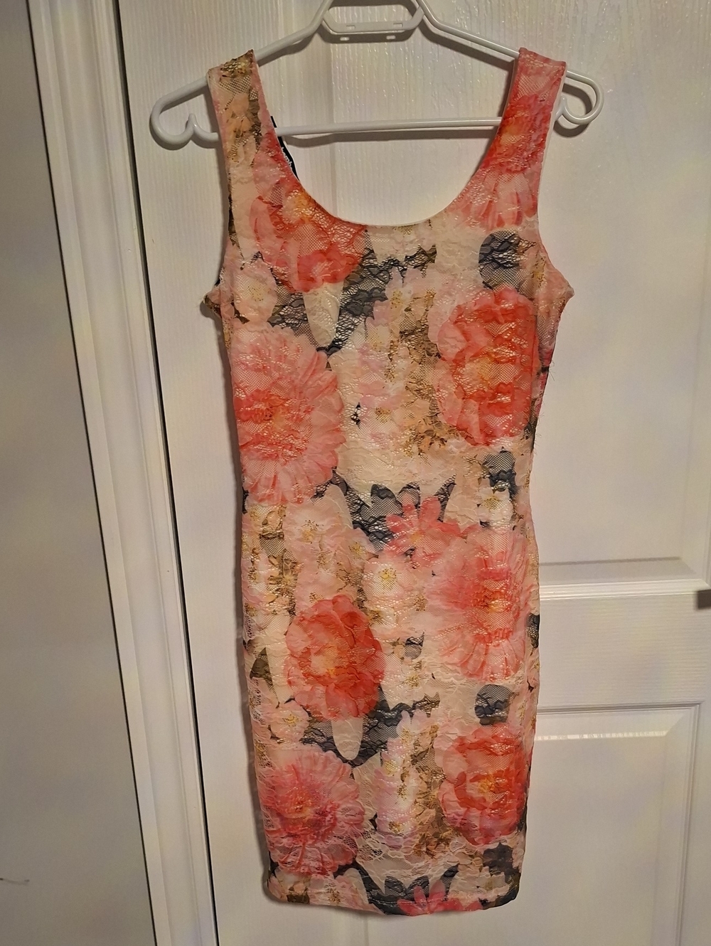 Sleeveless‎ Floral Midi Sheath Dress in Coral Pink
